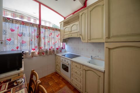 Apartment | Private kitchen | Full-size fridge, oven, stovetop, electric kettle