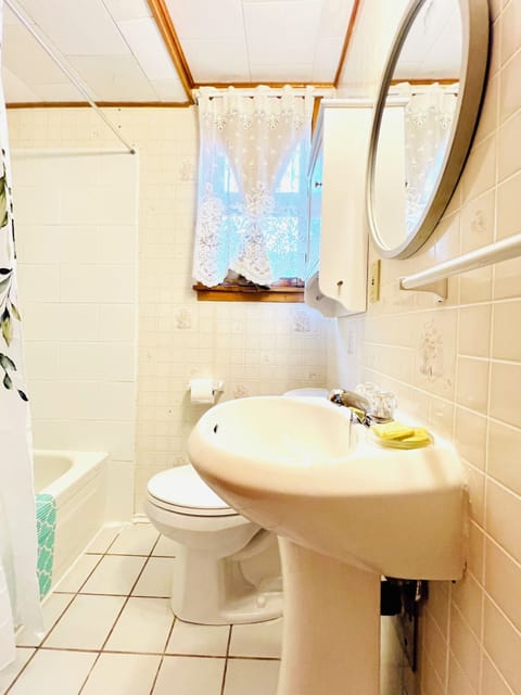 Family House, 2 Bedrooms, Garden View | Bathroom | Bathtub, free toiletries, hair dryer, towels