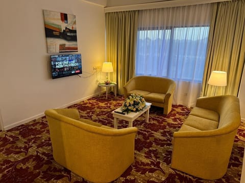 Executive Studio Suite | Minibar, in-room safe, laptop workspace, iron/ironing board