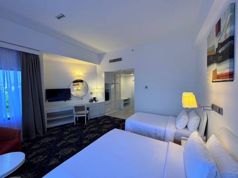 Executive Studio Suite | Minibar, in-room safe, laptop workspace, iron/ironing board