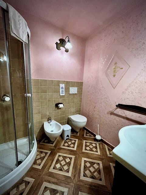 Classic Triple Room | Bathroom | Shower, hair dryer, towels, soap