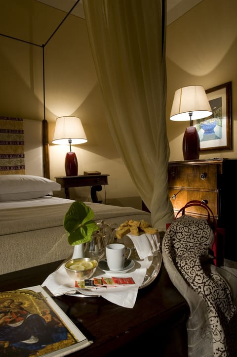 Superior Double Room | Minibar, in-room safe, desk, blackout drapes