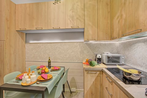 Fridge, oven, stovetop, coffee/tea maker