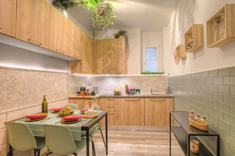 Fridge, oven, stovetop, coffee/tea maker