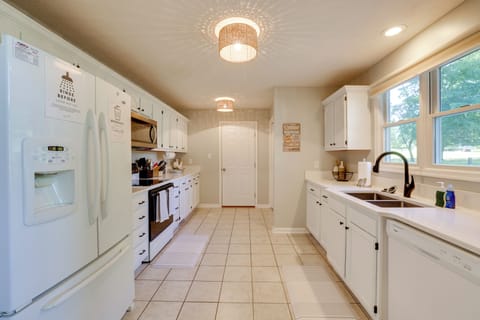 House (4 Bedrooms) | Private kitchen | Microwave, oven, stovetop, dishwasher