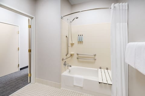 Combined shower/tub, hair dryer, towels