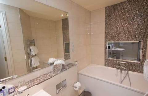 Superior Suite, 1 Double Bed | Bathroom | Free toiletries, hair dryer, slippers, towels