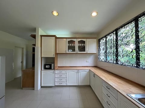 Executive Villa, Garden View | Private kitchen | Microwave, stovetop, coffee/tea maker, electric kettle