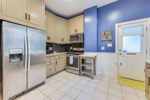 Apartment (2 Bedrooms) | Private kitchen | Microwave, oven, stovetop, dishwasher