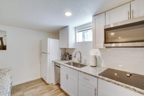 Apartment (2 Bedrooms) | Private kitchen | Microwave, dishwasher, cookware/dishes/utensils, paper towels