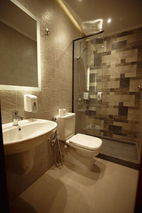 Double Room | Bathroom | Hydromassage showerhead, designer toiletries, hair dryer, slippers