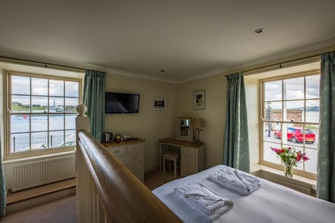 Deluxe Double Room, Sea View | Individually furnished, iron/ironing board, free WiFi