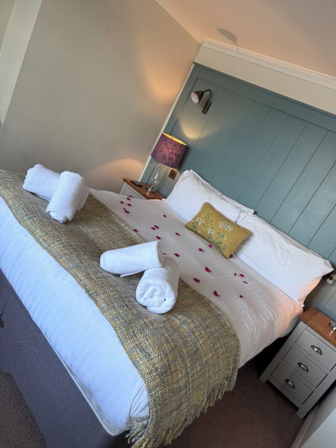 Deluxe Double Room, Sea View | Individually furnished, iron/ironing board, free WiFi