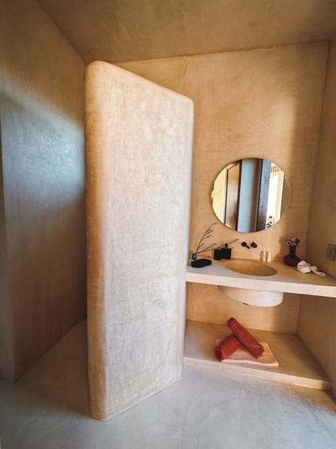 Deluxe Room, Garden View | Bathroom | Shower, hair dryer, towels, soap