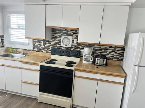 Deluxe Apartment, 3 Bedrooms, Ocean View (No Topsheet / Towels / Paper Products) | Private kitchen | Full-size fridge, microwave, oven, stovetop