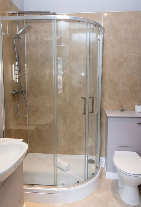 Deluxe Double Room | Bathroom | Shower, free toiletries, hair dryer, towels