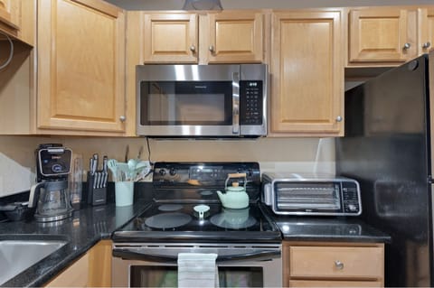 Condo, 1 Bedroom | Private kitchen | Fridge, oven, coffee/tea maker, toaster