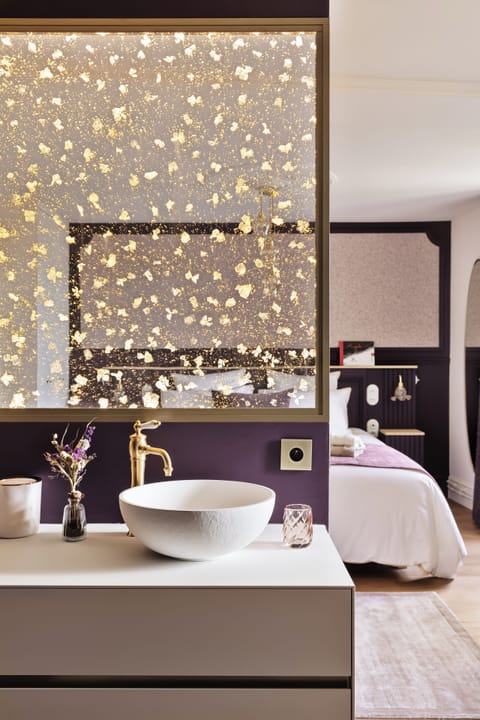 Premium Double Room, 1 King Bed, Bathtub, Garden View | Bathroom sink