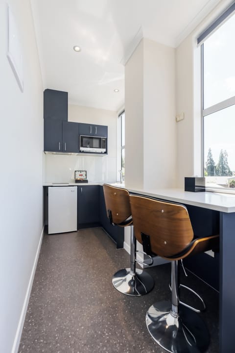 Deluxe Studio, 1 Queen Bed | Private kitchen | Fridge, microwave, stovetop, electric kettle