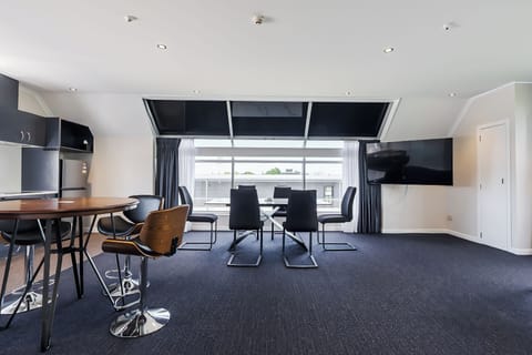 Executive Studio Suite, 1 King Bed | Free WiFi, bed sheets