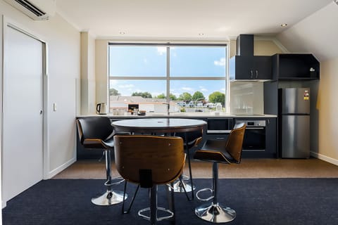 Executive Studio Suite, 1 King Bed | Free WiFi, bed sheets