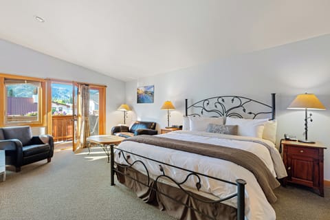 Spring Suite | Individually decorated, individually furnished, free WiFi, bed sheets