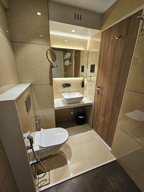 Premium Room, City View | Bathroom | Towels, soap, shampoo, toilet paper