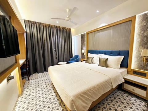 Premium Room, City View | Down comforters, desk, laptop workspace, blackout drapes