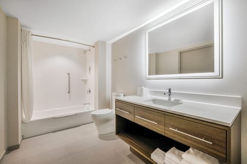 Combined shower/tub, towels