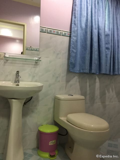 Economy Room | Bathroom | Shower, free toiletries, hair dryer, slippers