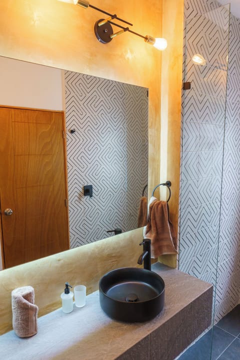 Premium Room | Bathroom | Shower, free toiletries, towels, soap