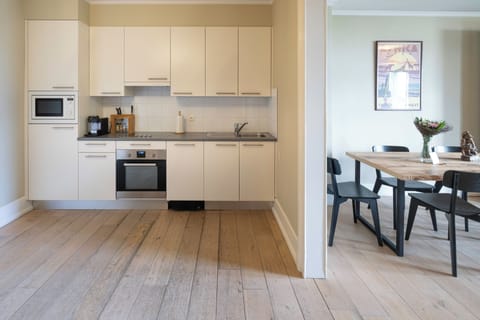 Design Apartment | Private kitchen | Full-size fridge, microwave, oven, coffee grinder