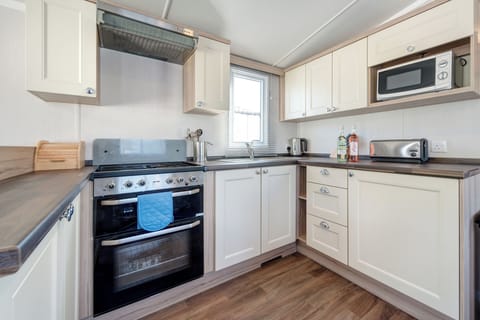 Mobile Home, 2 Bedrooms, Non Smoking | Private kitchen | Full-size fridge, microwave, oven, stovetop