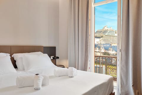 Deluxe Double or Twin Room | In-room safe, desk, blackout drapes, soundproofing