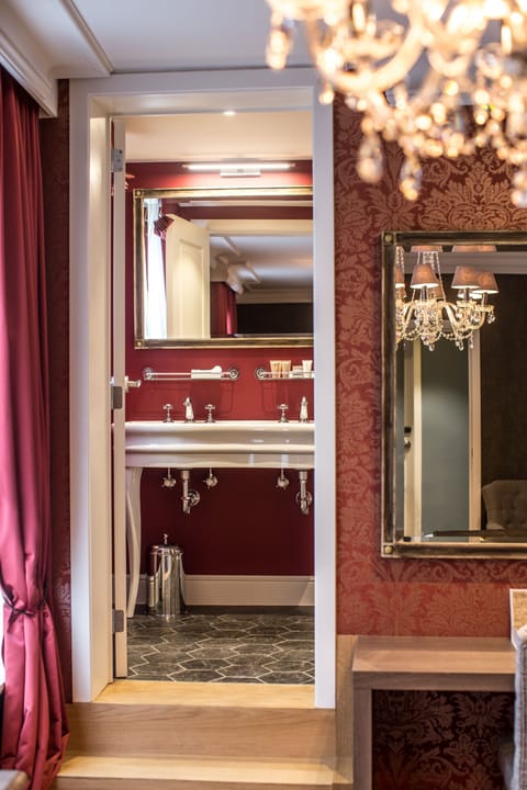 Deluxe Room | Minibar, in-room safe, individually decorated, individually furnished