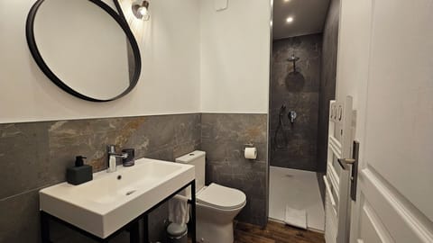 Double Room, Garden View | Bathroom | Shower, towels