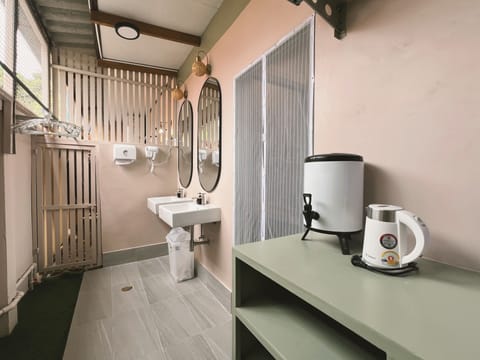 Economy Shared Dormitory | Bathroom