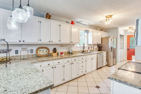 House (3 Bedrooms) | Private kitchen | Microwave, oven, stovetop, dishwasher