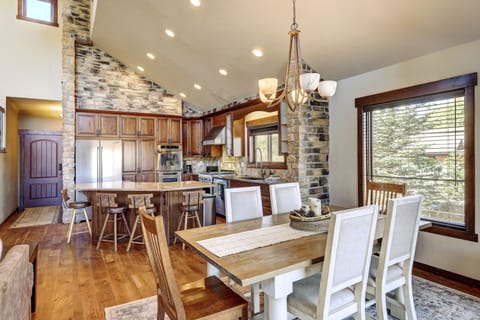 Cabin, 5 Bedrooms | Dining