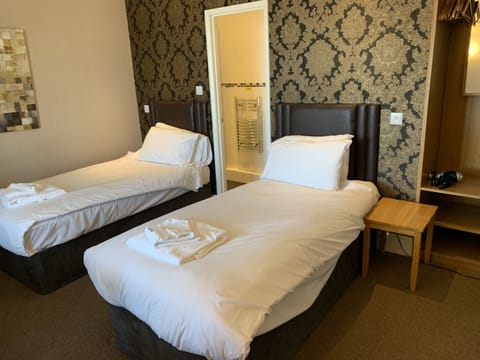 Twin Room, 2 Twin Beds, Non Smoking, Ensuite | Individually decorated, free WiFi, bed sheets