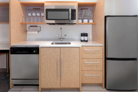 Full-size fridge, microwave, dishwasher, coffee/tea maker