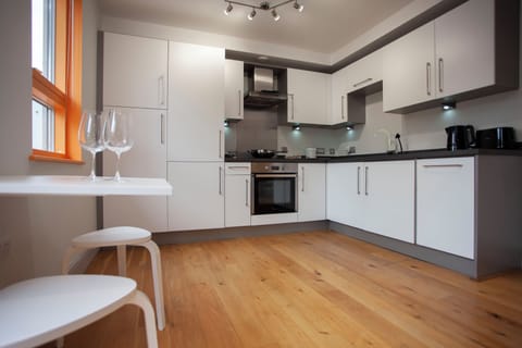 Cabot Mews 25 | Private kitchen | Fridge, microwave, oven, stovetop