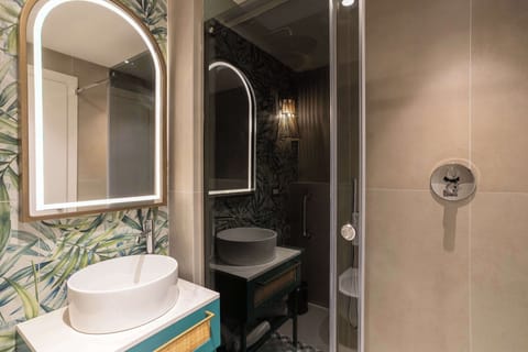 Junior Suite, 1 King Bed | Bathroom | Shower, rainfall showerhead, hair dryer, towels