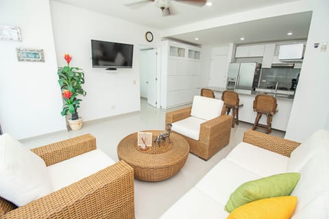 Deluxe Apartment | Private kitchen | Full-size fridge, microwave, oven, stovetop