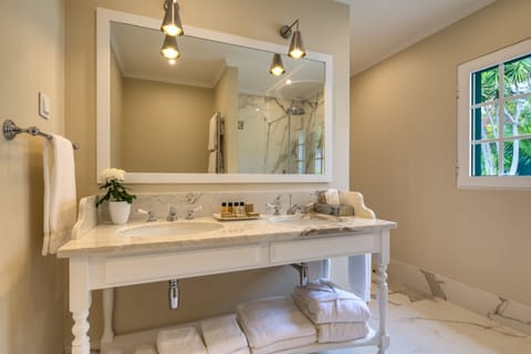 Family Villa | Bathroom | Combined shower/tub, free toiletries, hair dryer, bathrobes