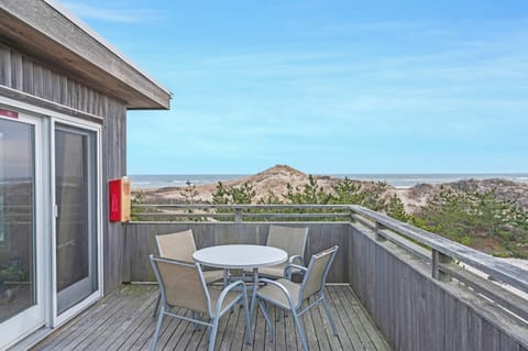 Cozy Pad 2BR Beachside Home | TennisPoolFreePKG Unit 721 | Terrace/patio