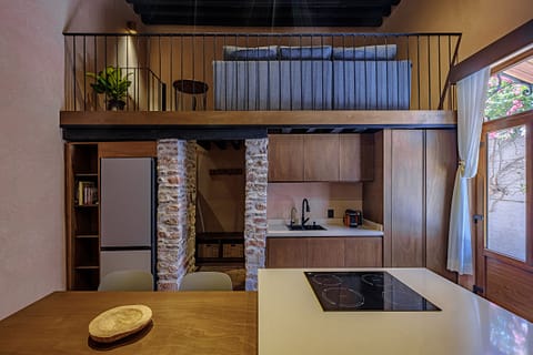 Luxury Studio Suite, Courtyard View | Private kitchen | Full-size fridge, cookware/dishes/utensils