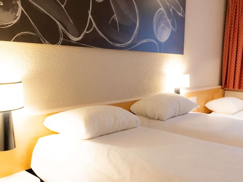 Standard Room, 3 Twin Beds | Desk, laptop workspace, blackout drapes, soundproofing