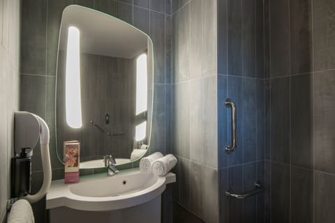 Chambre triple avec 1 lit double et 1 lit d'appoint | Bathroom | Shower, eco-friendly toiletries, hair dryer, towels