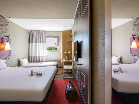 Chambre triple avec 1 lit double et 1 lit d'appoint | Premium bedding, desk, soundproofing, iron/ironing board